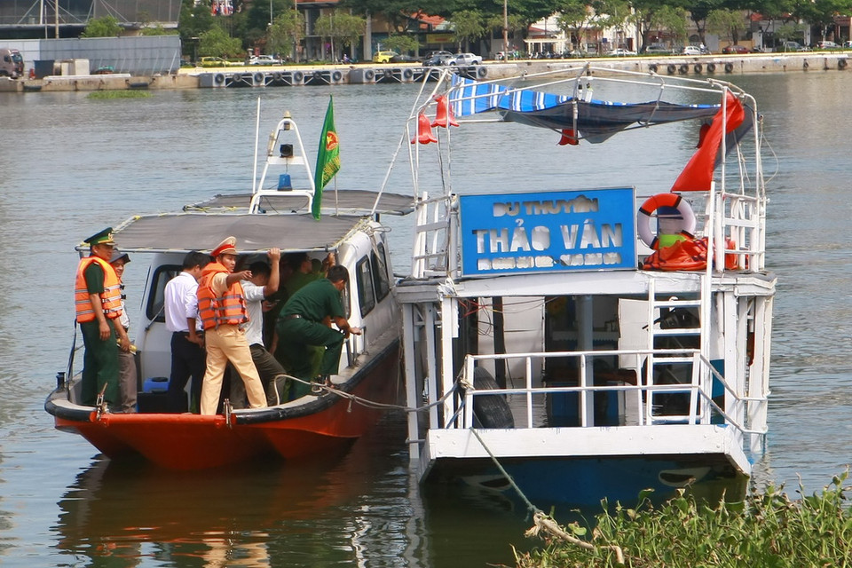 Các lực lượng chức năng tiến hành khám nghiệm tàu Thảo Vân 2. (Ảnh: Doãn Tấn/TTXVN)