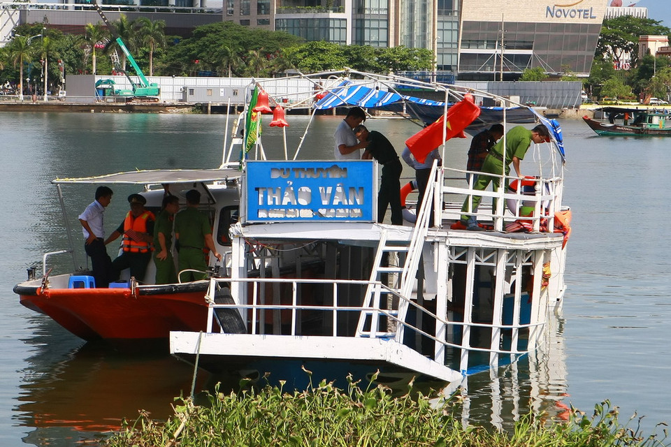 Các lực lượng chức năng tiến hành khám nghiệm tàu Thảo Vân 2. (Ảnh: Doãn Tấn/TTXVN)