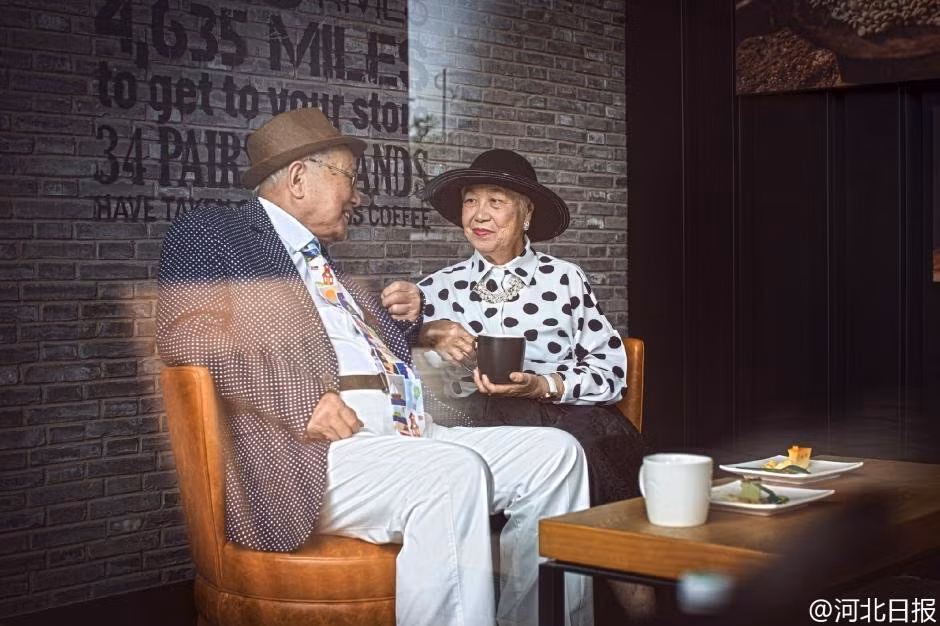 Sau 64 năm bên nhau, họ vẫn luôn yêu nhau như thuở ban đầu. Có người nói họ là minh chứng sinh động nhất cho câu nói: 'Bên nhau chính là lời thổ lộ tình yêu ngọt ngào nhất.'