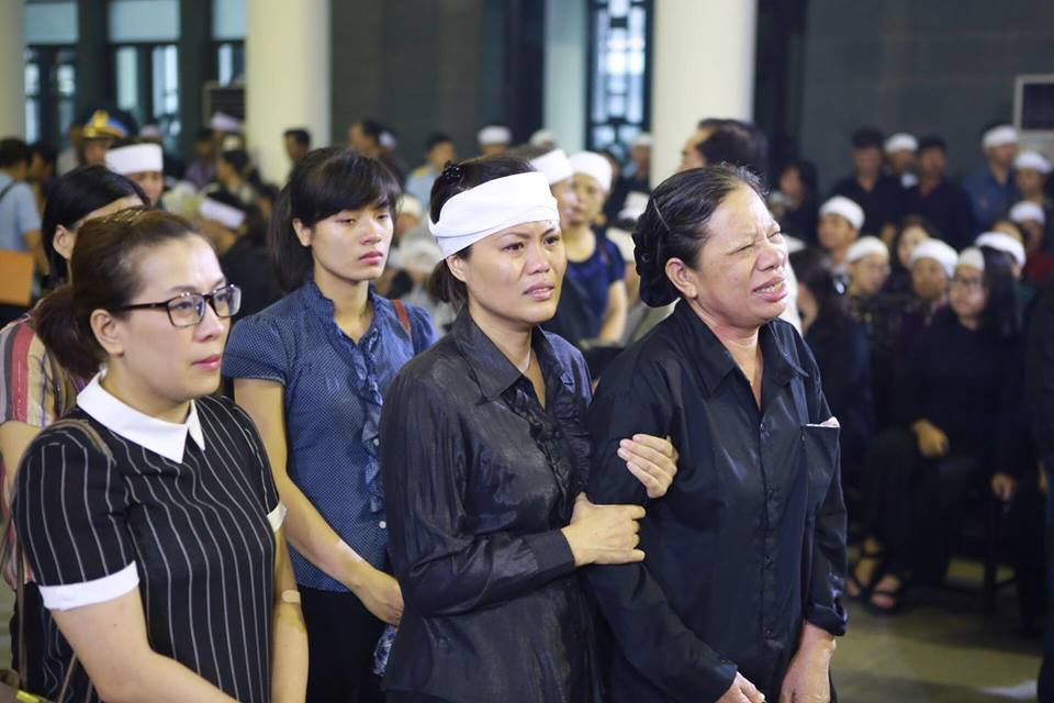 Người thân của các phi công đã hy sinh.