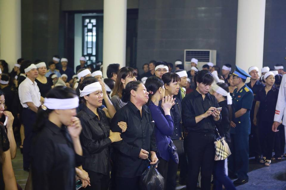 Người thân của các phi công đã hy sinh.