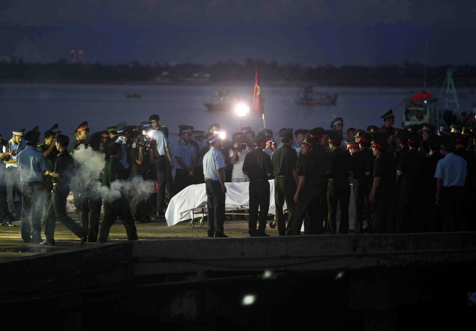 Đồng đội đón thi thể phi công Trần Quang Khải. (Ảnh: Thanh Tùng/TTXVN)