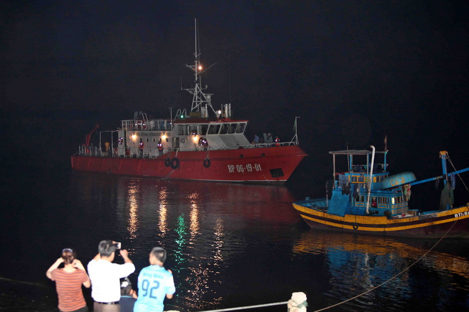 Tàu BP 061901 cập cảng đưa thi thể phi công Trần Quang Khải về đất liền. (Ảnh: Thanh Tùng/TTXVN)