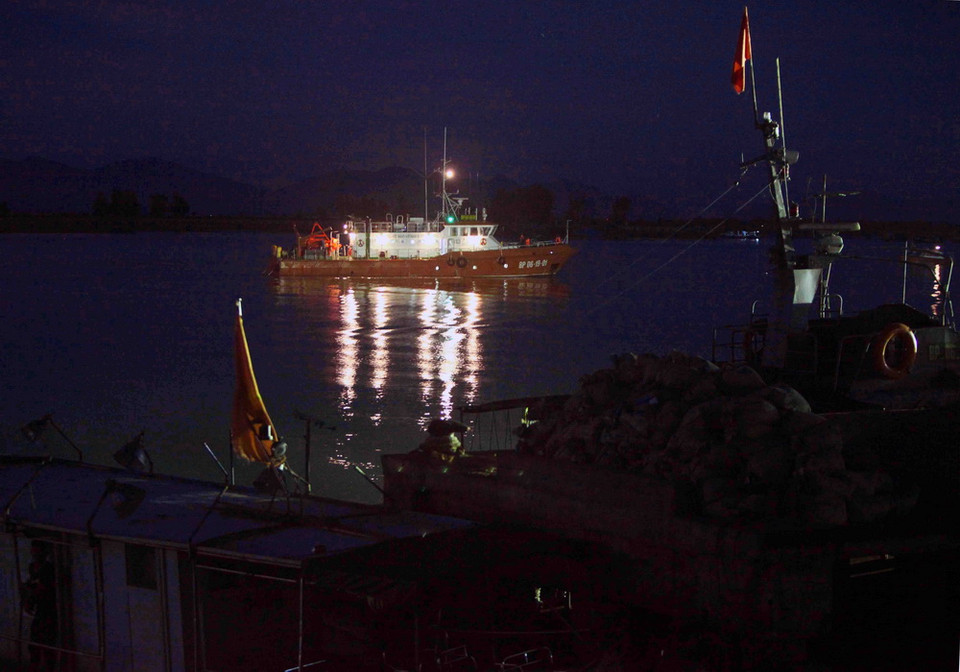 Tàu BP 061901 cập cảng đưa thi thể phi công Trần Quang Khải về đất liền. (Ảnh: Thanh Tùng/TTXVN)