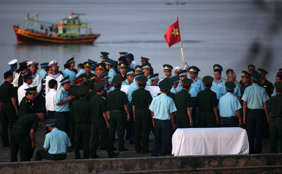 Đồng đội đón thi thể phi công Trần Quang Khải. (Ảnh: Thanh Tùng/TTXVN)