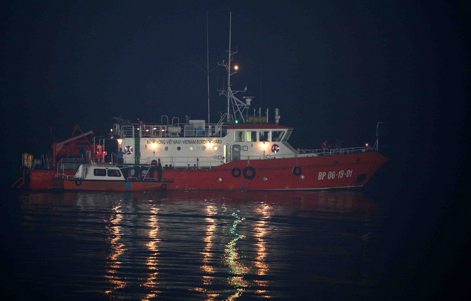 Tàu BP 061901 cập cảng đưa thi thể phi công Trần Quang Khải về đất liền. (Ảnh: Thanh Tùng/TTXVN)