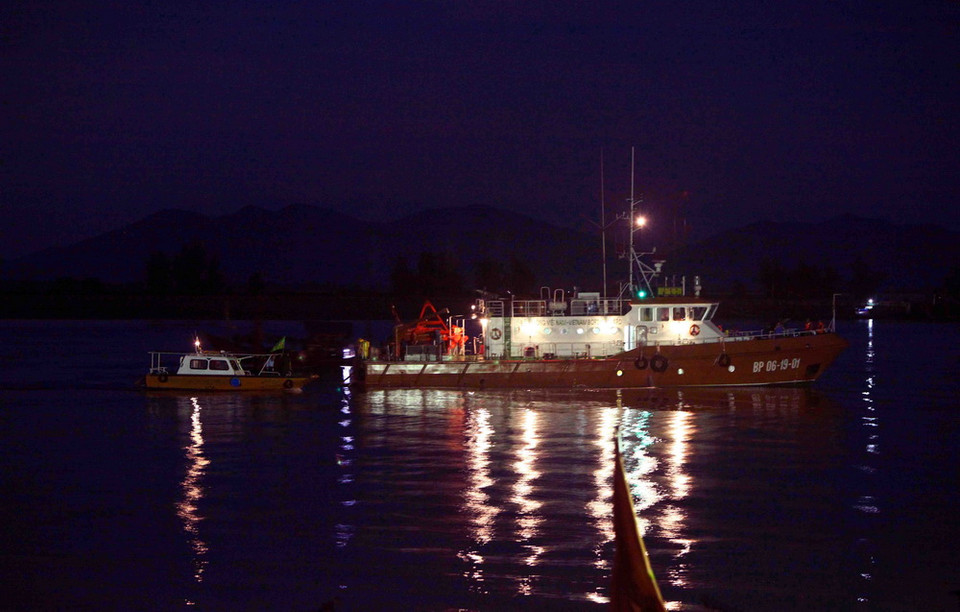 Tàu BP 061901 cập cảng đưa thi thể phi công Trần Quang Khải về đất liền. (Ảnh: Thanh Tùng/TTXVN)