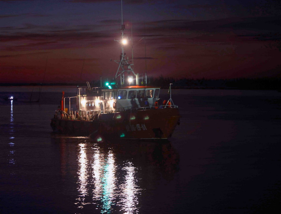 Tàu BP 061901 cập cảng đưa thi thể phi công Trần Quang Khải về đất liền. (Ảnh: Thanh Tùng/TTXVN)