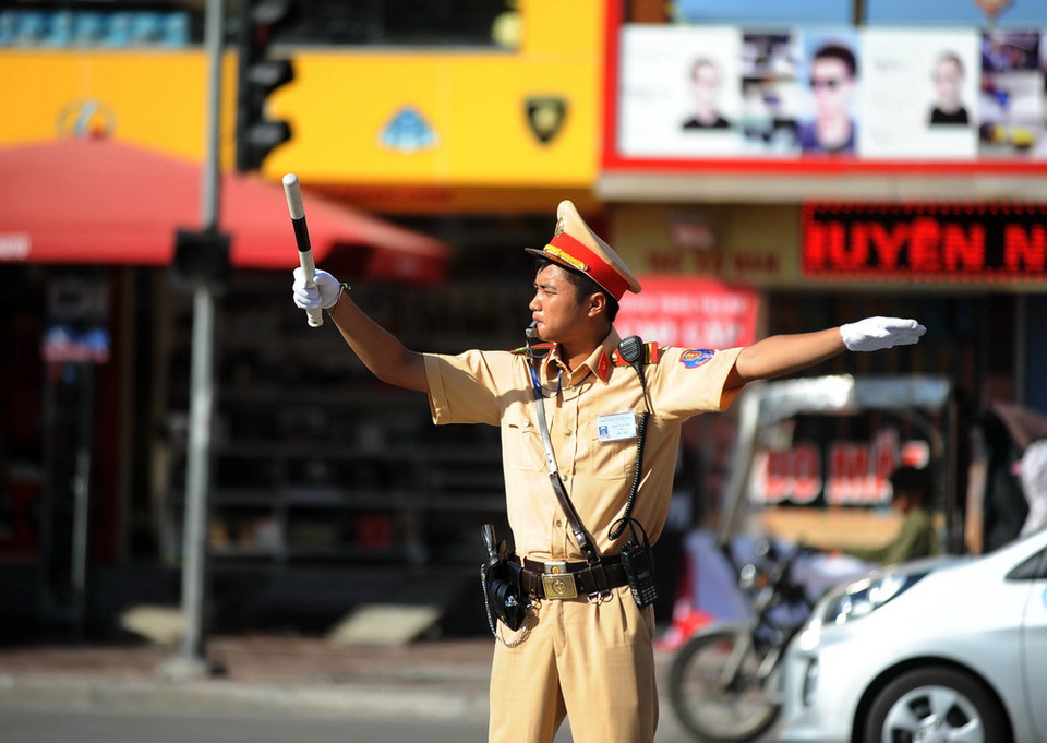 Lực lượng cảnh sát giao thông vẫn phải duy trì công việc tại những nút giao thông trọng yếu. (Ảnh: Quang Quyết/TTXVN)