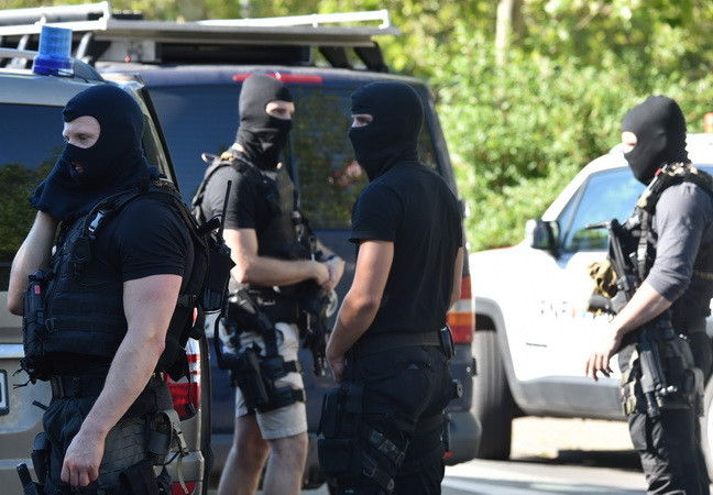 Cảnh sát đặc nhiệm Đức phong tỏa bên ngoài rạp chiếu phim ở Viernheim, ngày 23/6. (Nguồn: AFP/TTXVN)