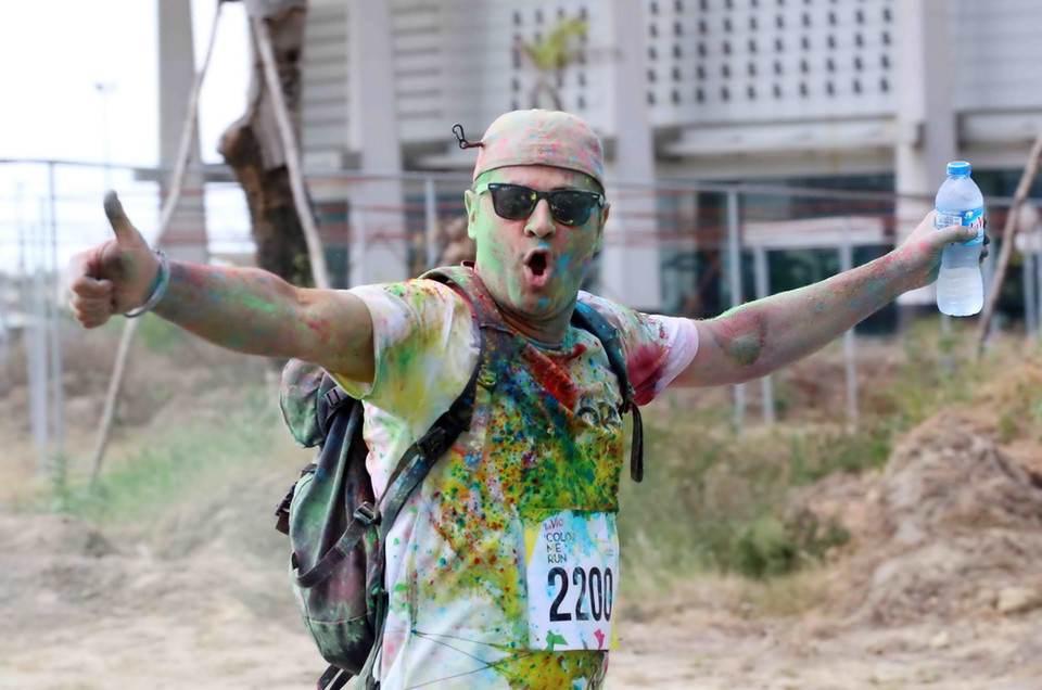 Một du khách quốc tế trong niềm vui hoàn thành đường chạy sắc màu,