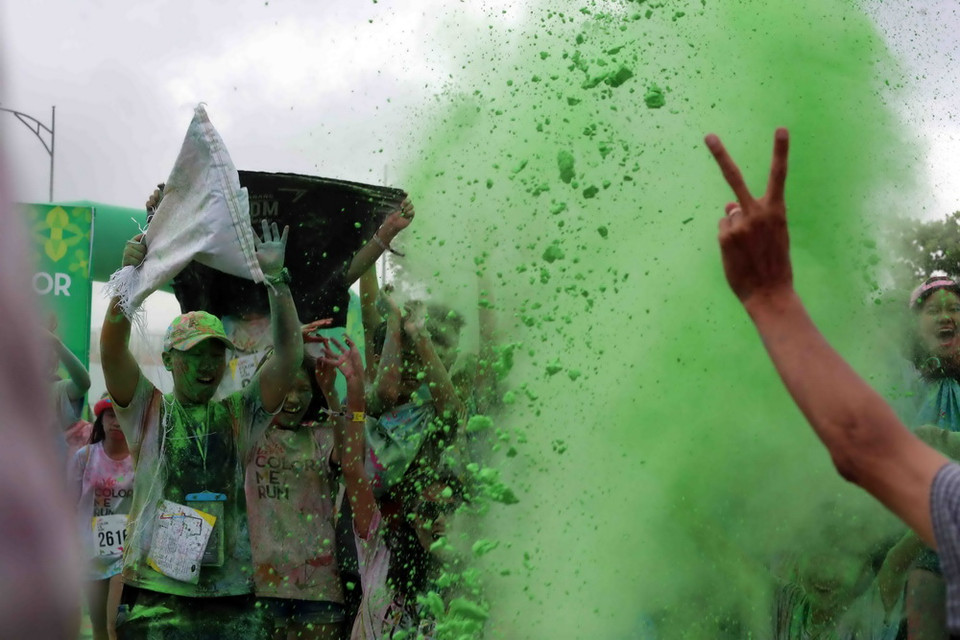 Những gói màu được pha trộn giữa tinh bột bắp và bột màu thực phẩm đủ màu sắc được trộn lẫn tung vào người chơi 