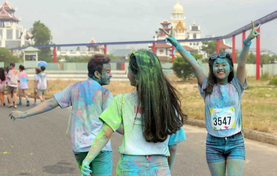 Những 'tóc dài' lấm lem màu sắc