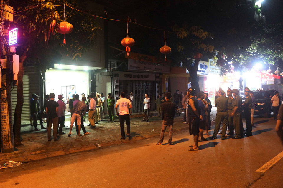 Lực lượng chức năng triển khai xung quanh ngôi nhà đối tượng Lê Ngọc Sơn cố thủ. (Ảnh: Nguyễn Oanh/TTXVN)