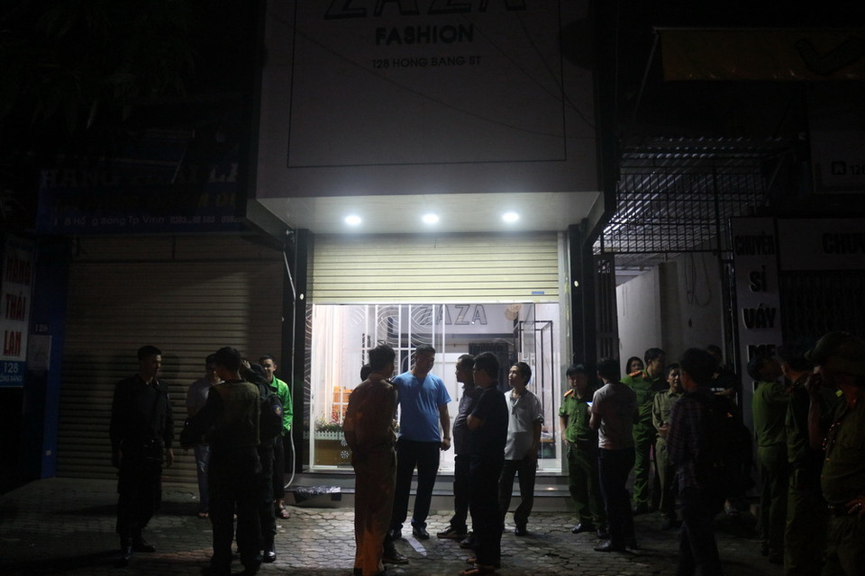 Lực lượng chức năng triển khai xung quanh ngôi nhà đối tượng Lê Ngọc Sơn cố thủ. (Ảnh: Nguyễn Oanh/TTXVN)