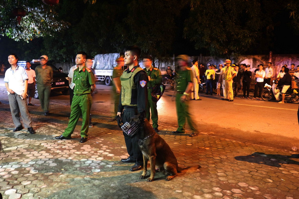 Lực lượng chức năng triển khai xung quanh ngôi nhà đối tượng Lê Ngọc Sơn cố thủ. (Ảnh: Nguyễn Oanh/TTXVN)
