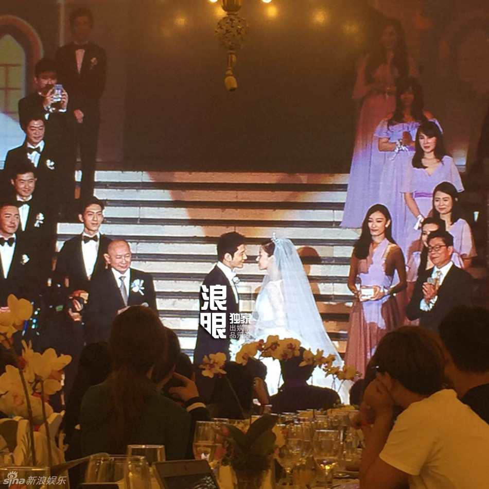 Khoảnh khắc hai người chuẩn bị trao cho nhau nụ hôn nồng nàn. (Nguồn: sina)