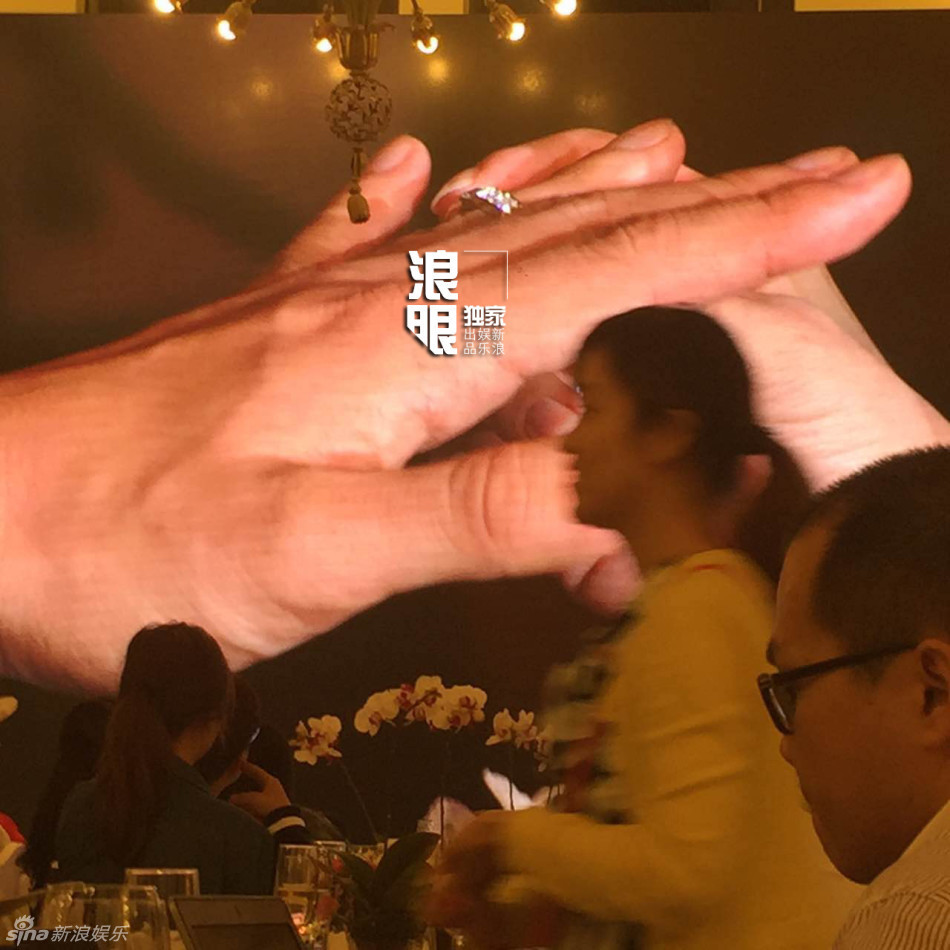 Khoảnh khắc trao nhẫn cưới. (Nguồn: sina)