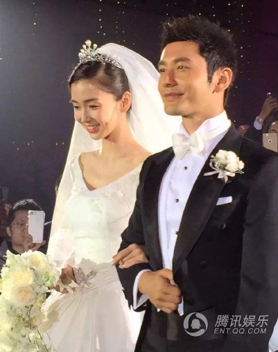 Cả hai rạng ngời hạnh phúc trong lễ cưới. (Nguồn: QQ)