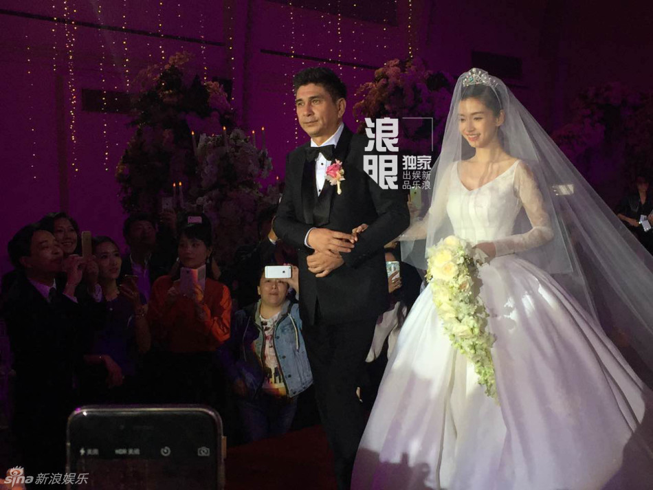 Cô dâu Angelababy và bố bước trên khán đài. (Nguồn: sina)