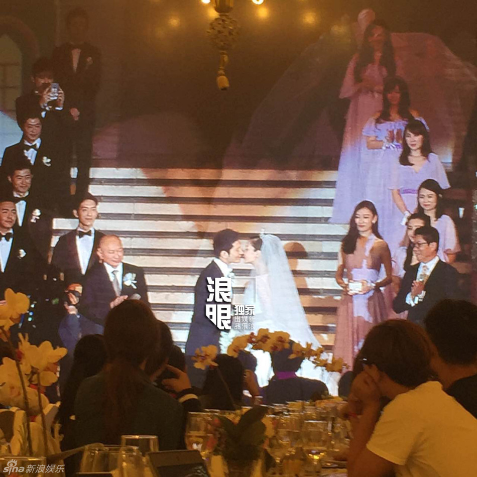 Cặp đôi hạnh phúc trong sự chứng kiến của người thân và bạn bè. (Nguồn: sina)