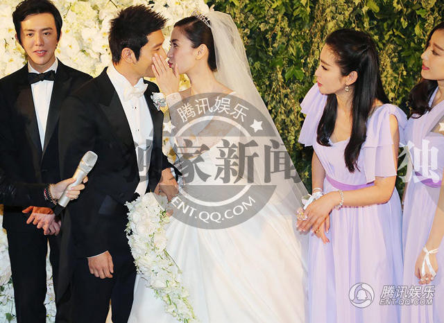 Cặp đôi chụp ảnh cùng với đội phù dâu, phù rể. (Nguồn: QQ)