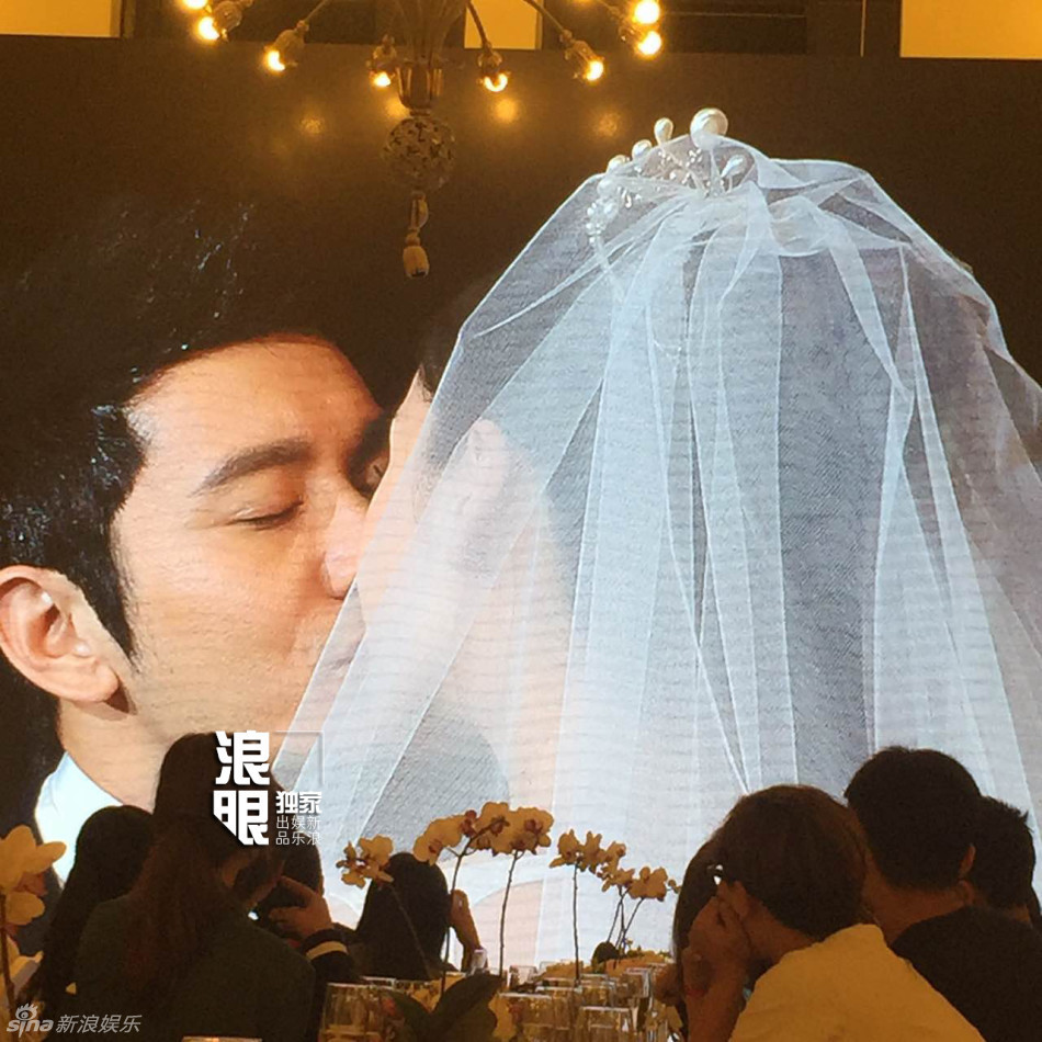 Đôi uyên ương trao cho nhau nụ hôn nồng nàn. (Nguồn: sina)