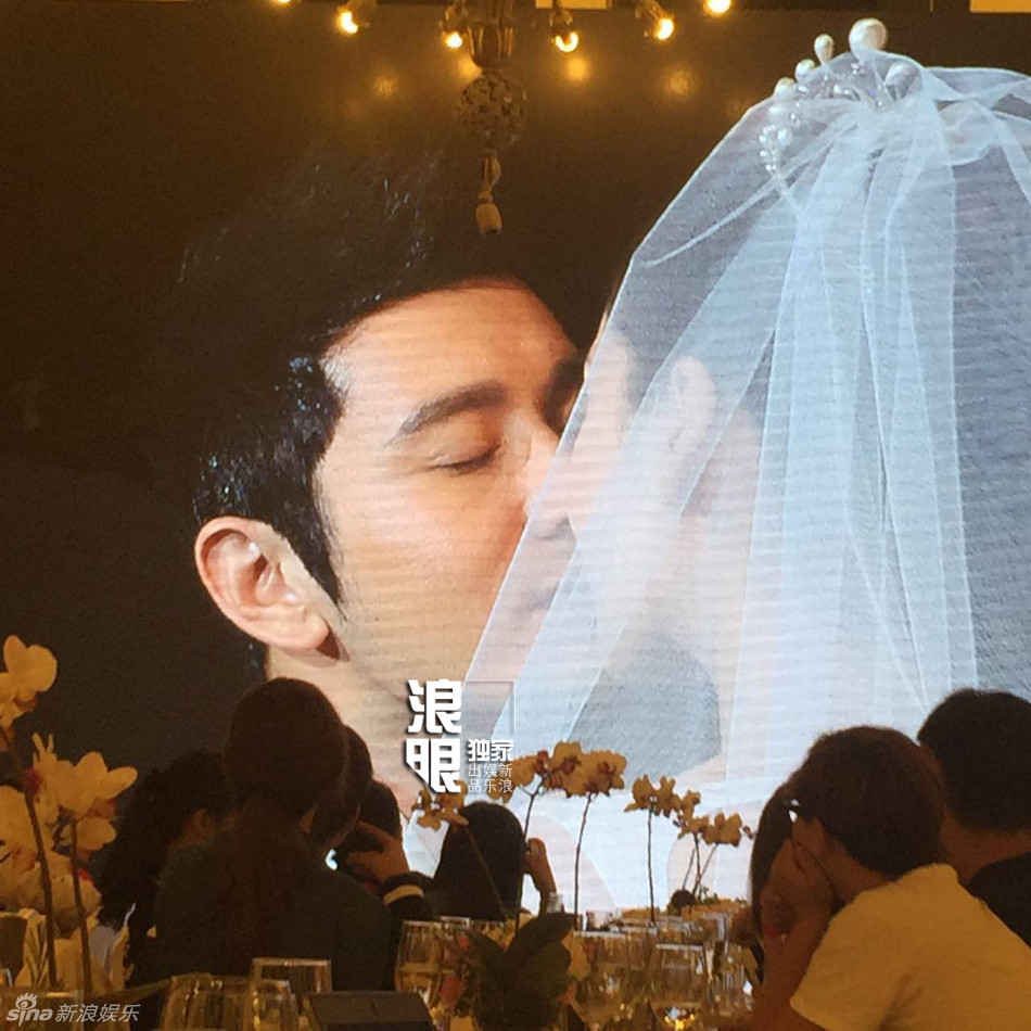 Đôi uyên ương trao cho nhau nụ hôn nồng nàn. (Nguồn: sina)