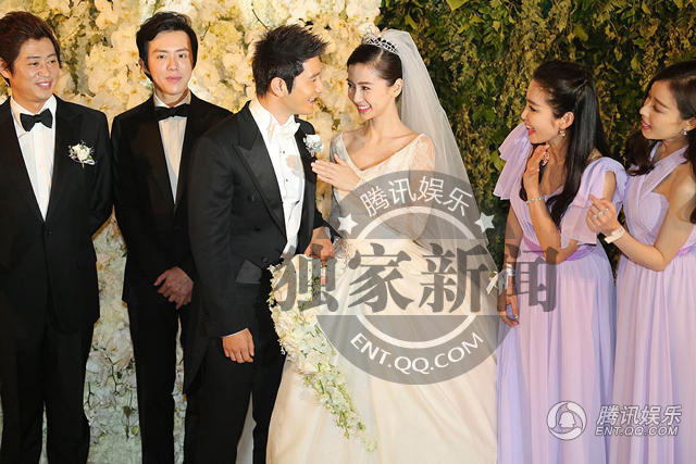 Cặp đôi chụp ảnh cùng với đội phù dâu, phù rể. (Nguồn: QQ)