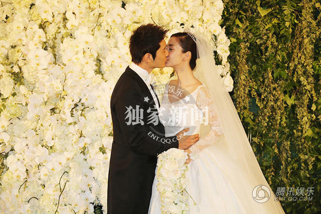 Đám cưới đình đám này sẽ có sự hiện diện của hơn 2.000 khách mời, trong đó có rất nhiều sao Hoa ngữ danh tiếng như Triệu Vy, Lý Băng Băng, Lâm Tâm Như, Lý Á Bằng, Đồng Đại Vỹ... (Nguồn: QQ)