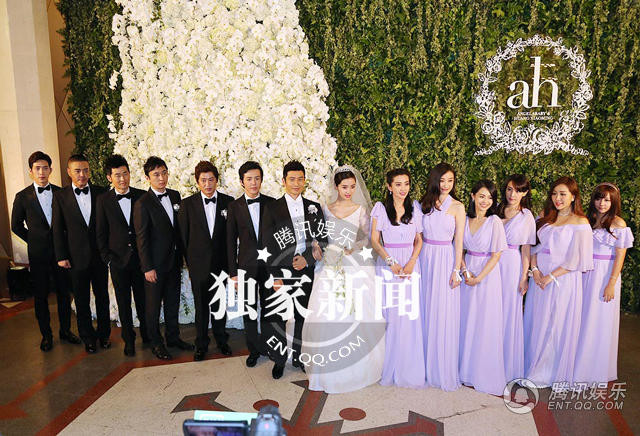 Cặp đôi chụp ảnh cùng với đội phù dâu, phù rể. (Nguồn: QQ)