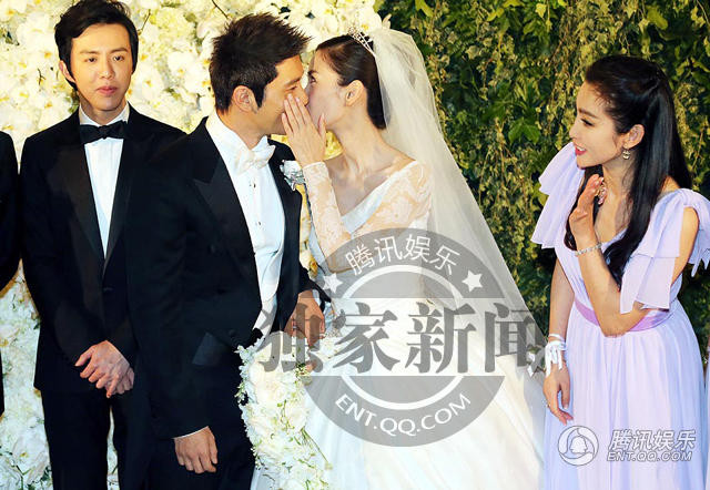 Cặp đôi chụp ảnh cùng với đội phù dâu, phù rể. (Nguồn: QQ)