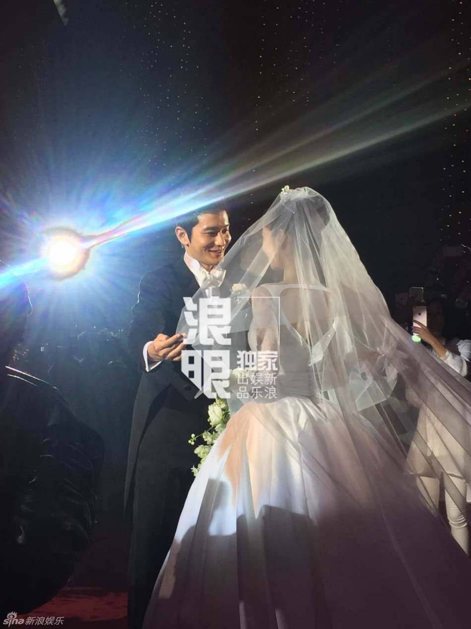 Cặp đôi nhìn nhau hạnh phúc. (Nguồn: sina)