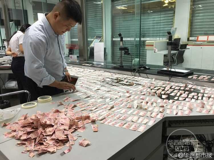 Nhân viên ngân hàng phải làm thêm nhiều giờ để 'lắp ráp' những mảnh tiền lại. (Nguồn: QQ)