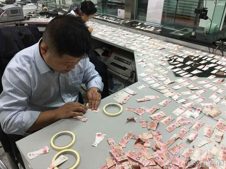 Nhân viên ngân hàng đang ghép các mảnh tiền. (Nguồn: QQ)