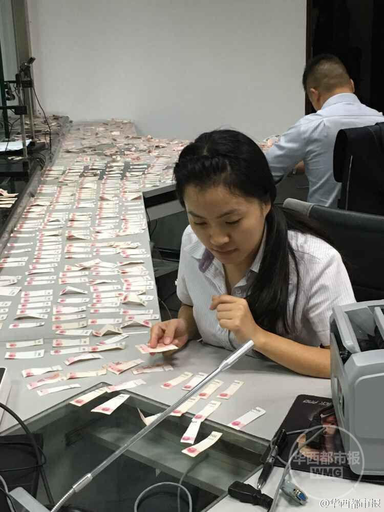 Phải mất 1 tuần để ghép được đầy đủ những đồng tiền mệnh giá 100 nhân dân tệ. (Nguồn: QQ)