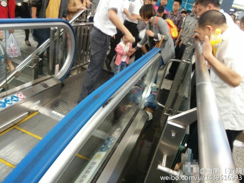 Sáng 8/10, ác mộng thang máy lại tái diễn ở Trung Quốc khiến một em bé tử vong tại chỗ. Sự việc xảy ra tại một bến xe ở thành phố Trùng Khánh, Tây Nam nước này. (Nguồn: weibo)