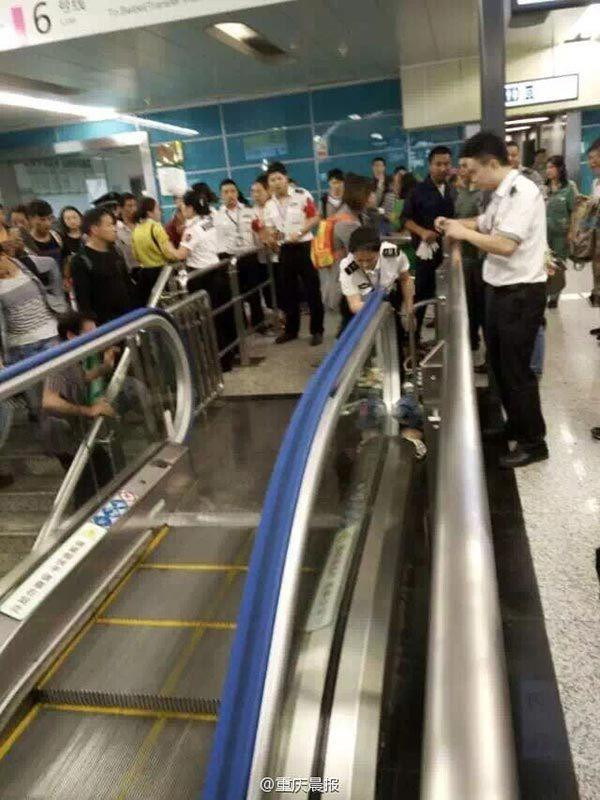 Lực lượng cứu hộ có mặt ngay tại hiện trường nhưng vẫn không thể cứu nổi em bé. (Nguồn: QQ)