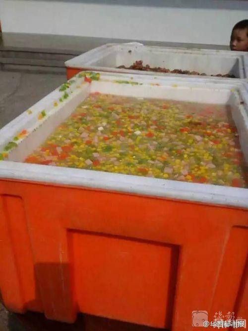 Theo tiêu chuẩn của bữa trưa dinh dưỡng, suất ăn của mỗi học sinh là 7 nhân dân tệ (khoảng 25.000 đồng).