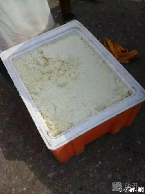 Qua những hình ảnh được phát tán trên mạng, học sinh xếp hàng dài để lấy cơm trong khi cơm và thức ăn đều được đựng trong thùng xốp đặt ngay dưới nền. (Nguồn: QQ)