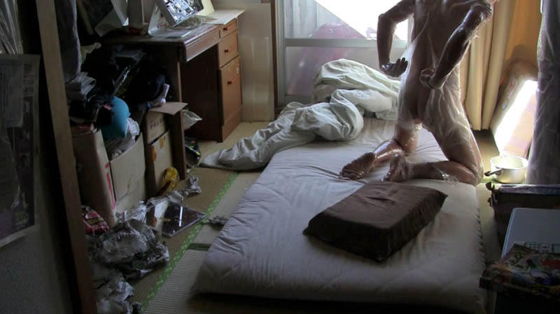 Anh ta bắt đầu 'lột da' từ phía sau. (Nguồn: QQ)