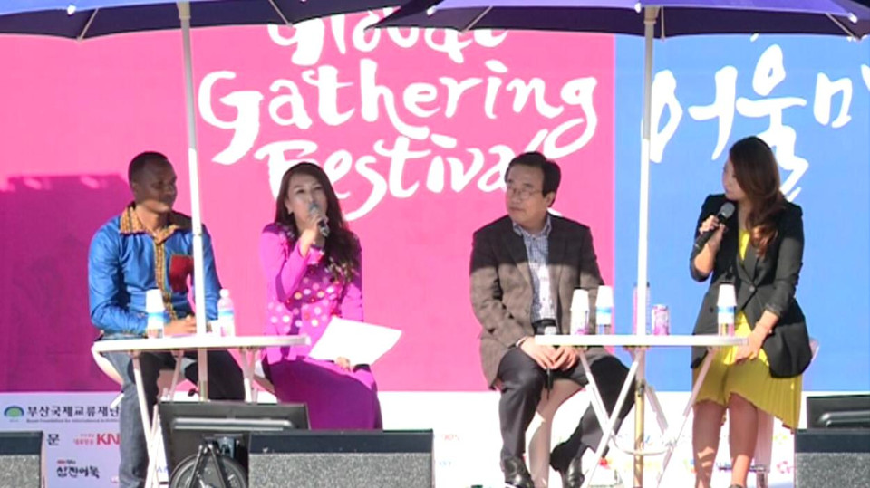 Quang cảnh buổi đối thoại chính sách trực tiếp với Thị trưởng thành phố Busan (Chị Nguyễn Tường Vy, thứ 2 từ trái sang; Thị trưởng Busan Sur Byeong-soo, thứ 3 từ trái sang). (Ảnh: Phạm Duy/Vietnam+)