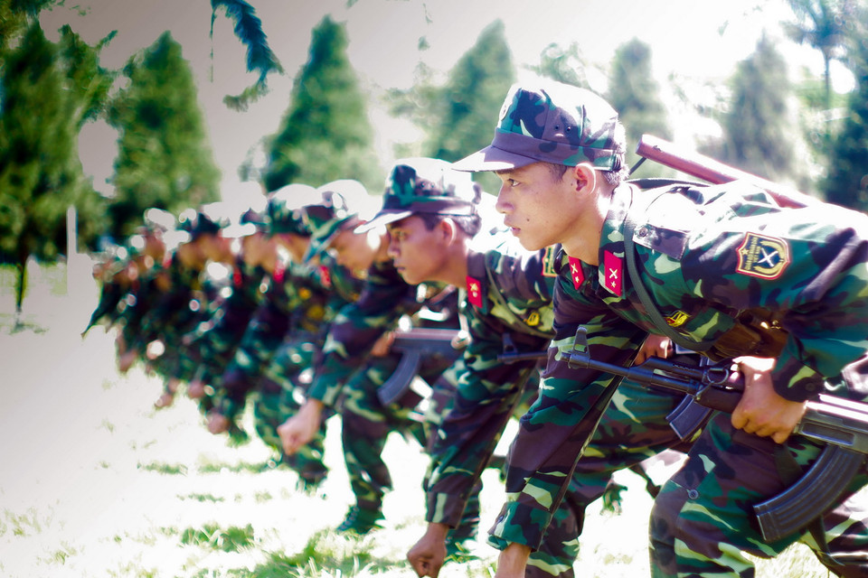  Các chiến sỹ mới đã quen dần với việc huấn luyện tại thao trường. (Ảnh: Lê Sen/TTXVN)