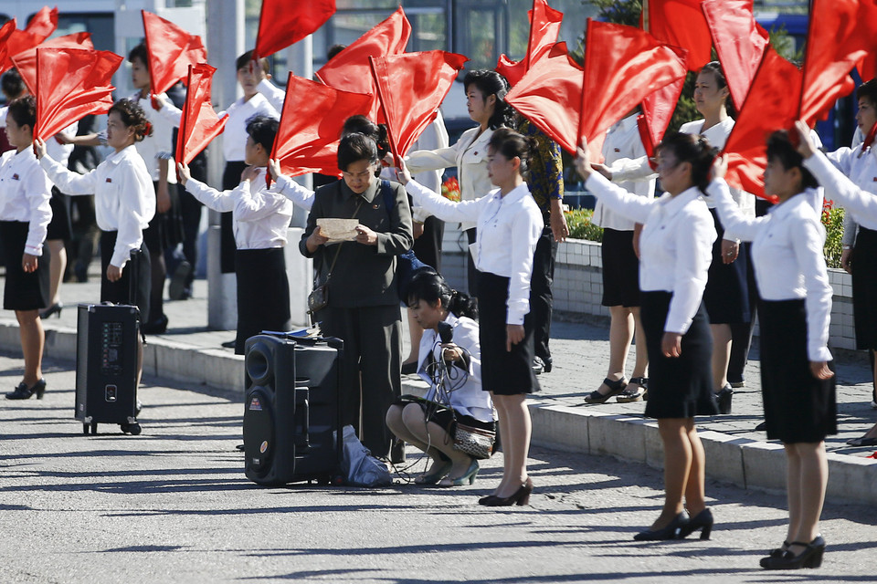 Đội văn công Triều Tiên tham gia tiết mục mừng lễ kỷ niệm ở Bình Nhưỡng ngày 10/10. (Nguồn: Reuters/TTXVN)