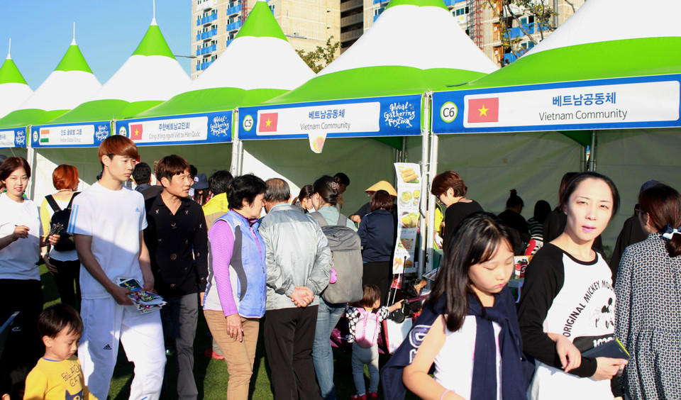 Gian hàng Việt Nam tại lễ hội thu hút đông đảo khách tham quan Hàn Quốc và quốc tế. (Ảnh: Phạm Duy/Vietnam+)