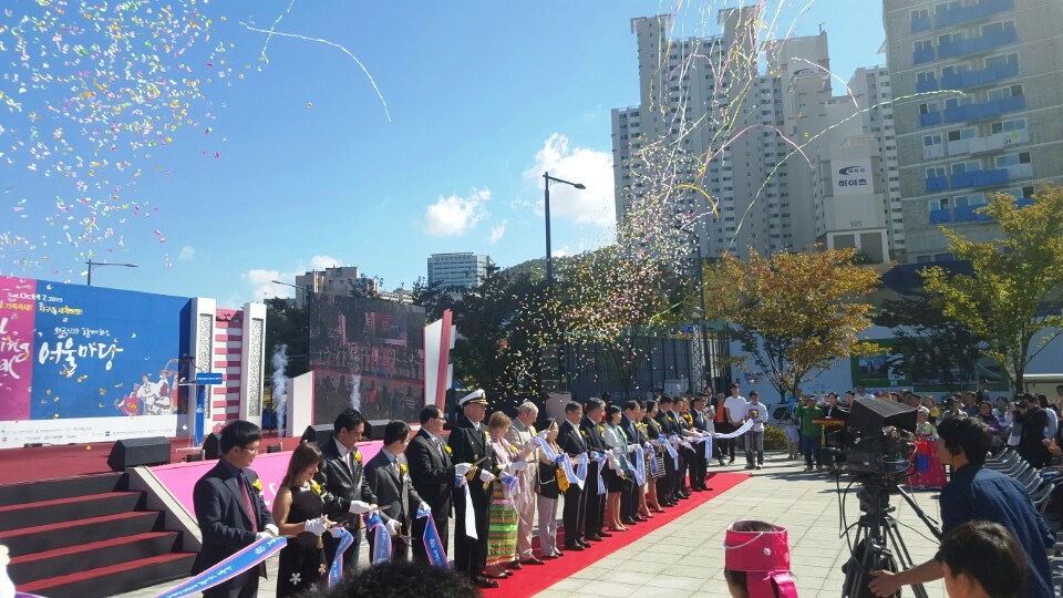 Quang cảnh lễ khai mạc lễ hội. (Ảnh: Phạm Duy/Vietnam+)