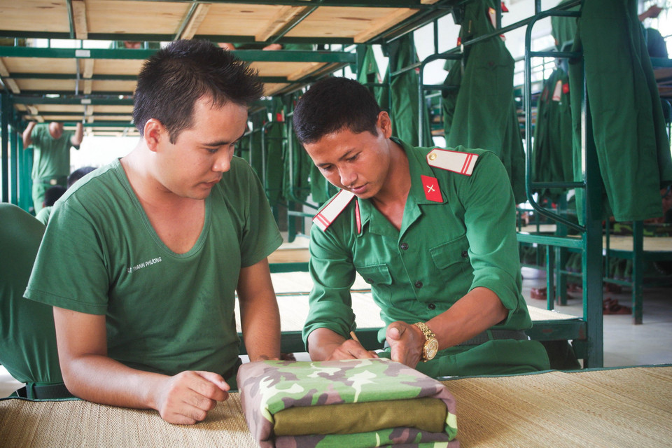  Hướng dẫn chiến sỹ mới gấp nội vụ đẹp, đúng quy định. (Ảnh: Lê Sen/TTXVN)