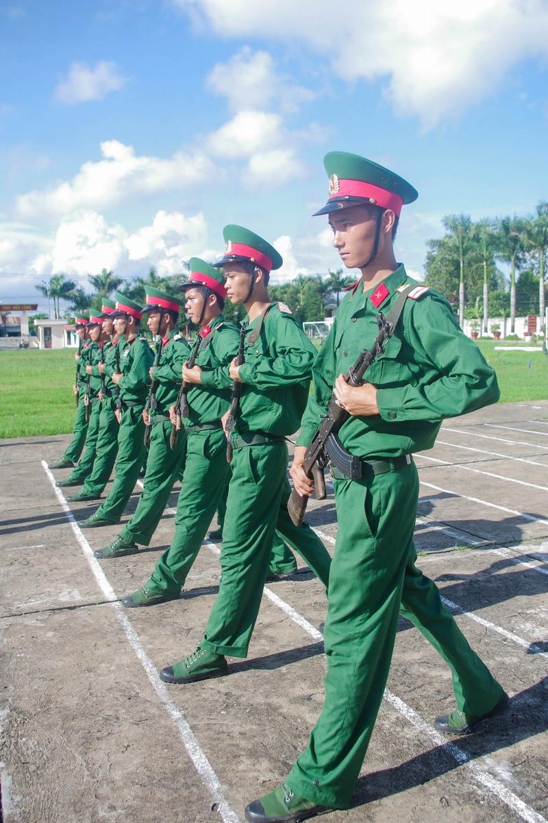 Nội dung huấn luyện điều lệnh cũng đã được các chiến sỹ mới thực hiện thuần thục. (Ảnh: Lê Sen/TTXVN)