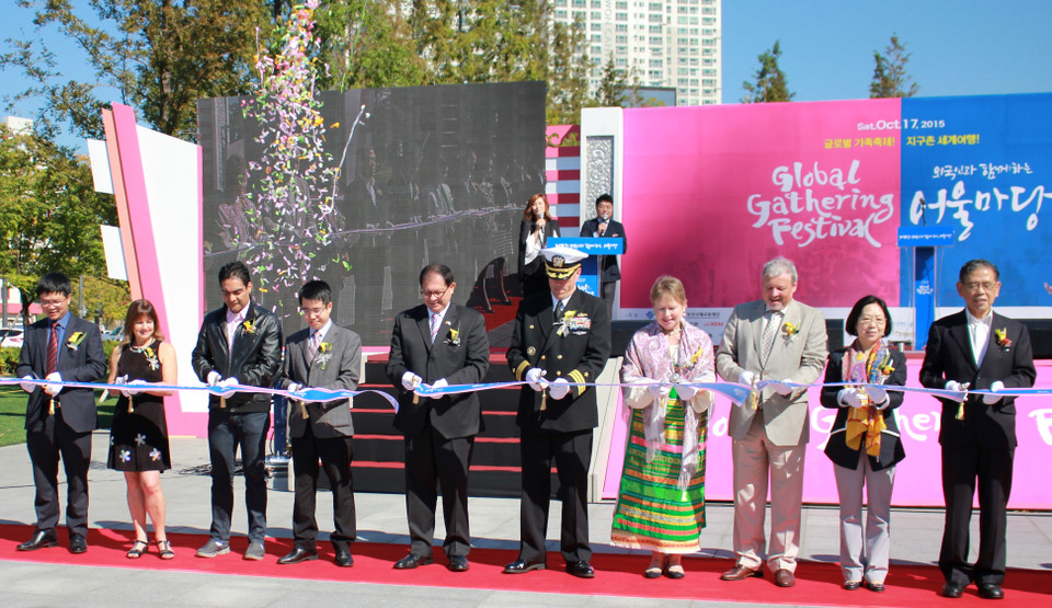 Các đại biểu cắt băng khai mạc lễ hội. (Ảnh: Phạm Duy/Vietnam+)