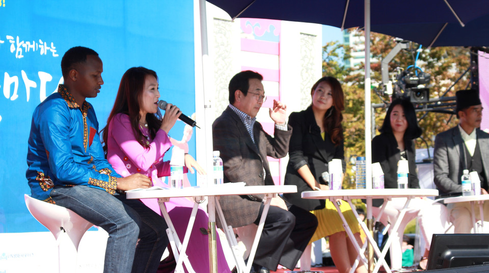 Quang cảnh buổi đối thoại chính sách trực tiếp với Thị trưởng thành phố Busan (Chị Nguyễn Tường Vy, thứ 2 từ trái sang; Thị trưởng Busan Sur Byeong-soo, thứ 3 từ trái sang). (Ảnh: Phạm Duy/Vietnam+)